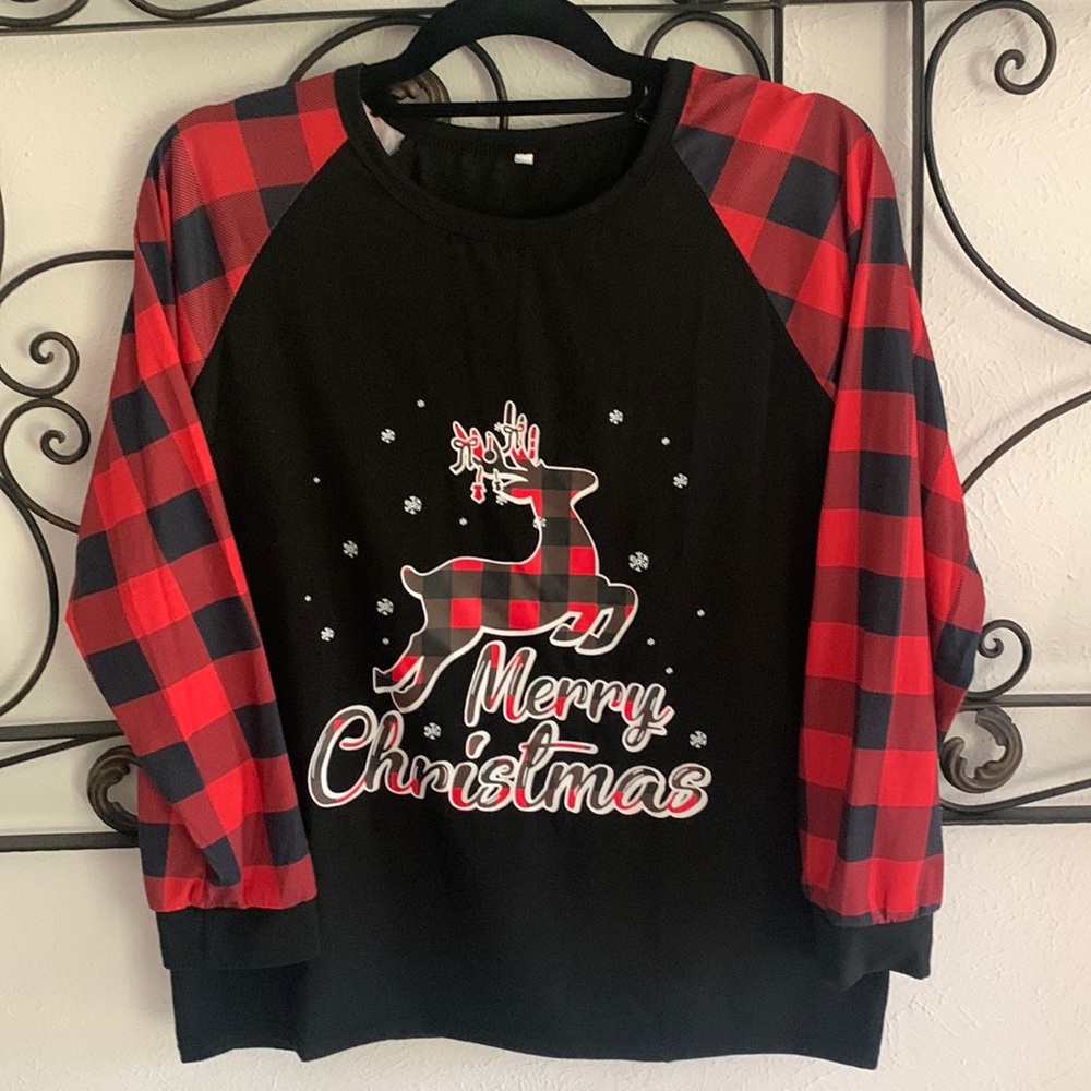 Merry Christmas T-shirt with buffalo plaid sleeves ladies size M